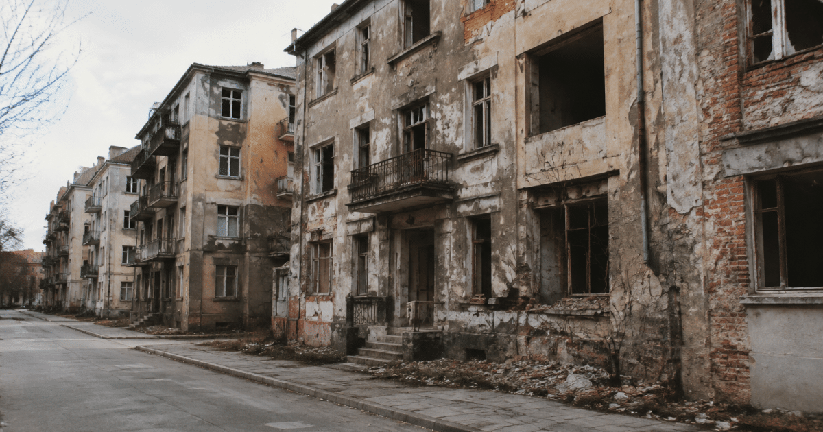 Rue urbaine avec immeubles residentiels delabres et abandonne