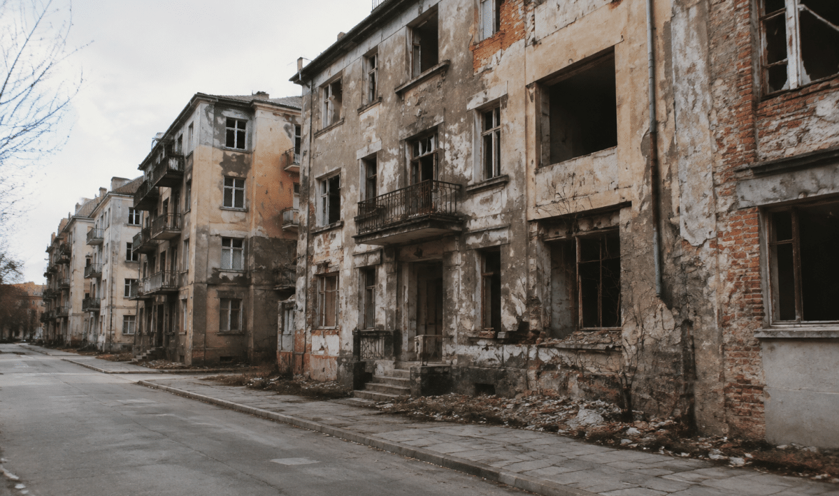 Rue urbaine avec immeubles residentiels delabres et abandonne