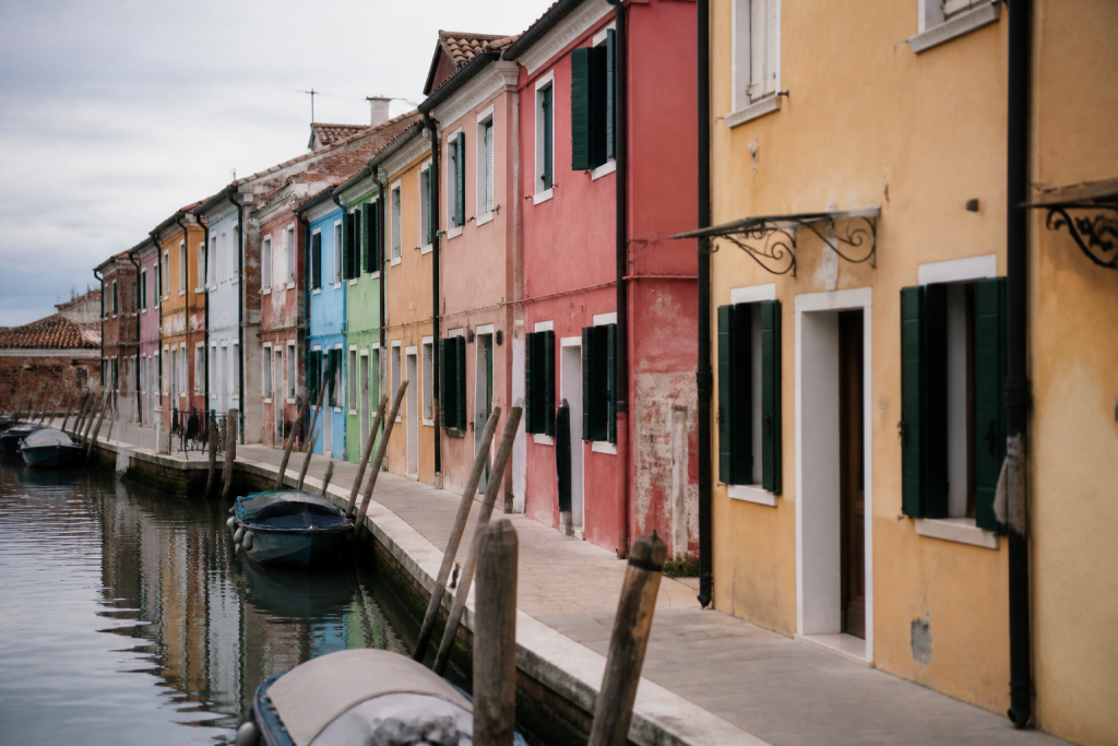Facades colorees le long du canal historique