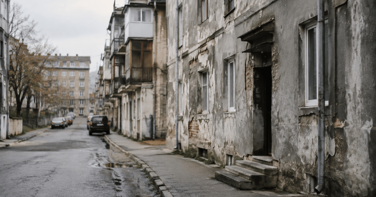 Rues urbaines delabrees avec immeubles deteriores et facades grises