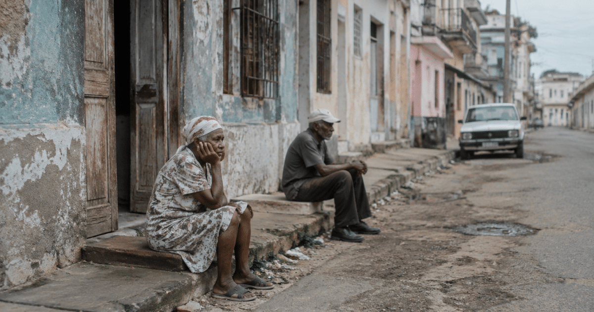 Rues urbaines delabrees avec batiments deteriores et residents assis