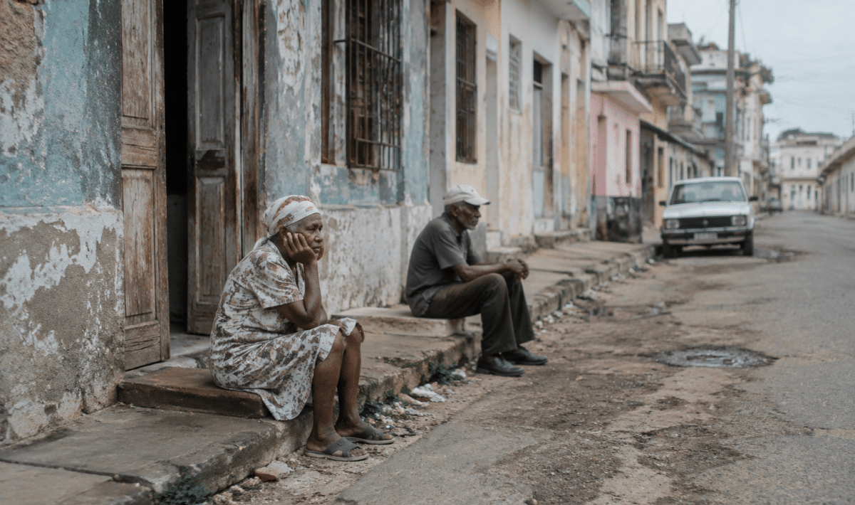 Rues urbaines delabrees avec batiments deteriores et residents assis