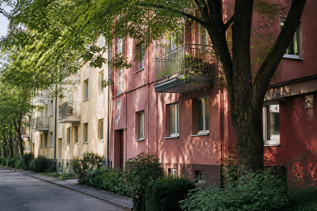 Immeubles residentiels avec facades colorees et arbres verts