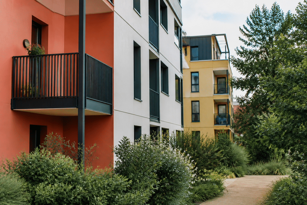 Immeubles modernes rénovés avec façades colorées et espaces verts