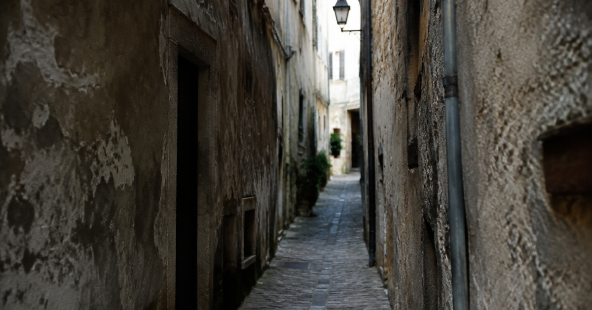 Ruelle etroite avec murs degrades et peu eclairee