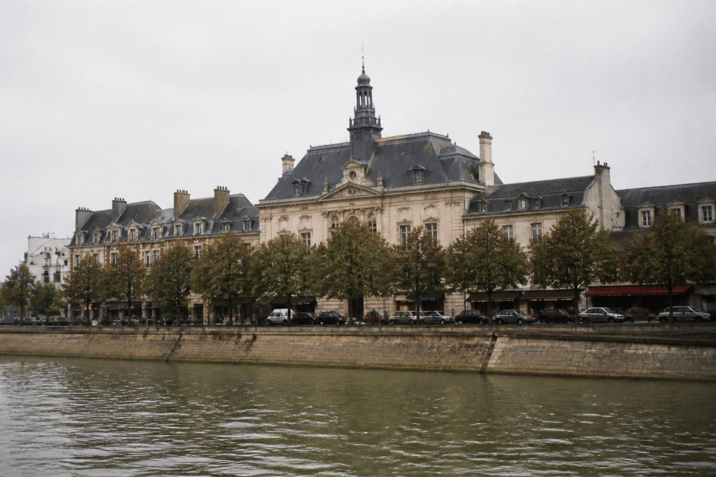 Mairie historique au bord de la Seine avec commerces locaux