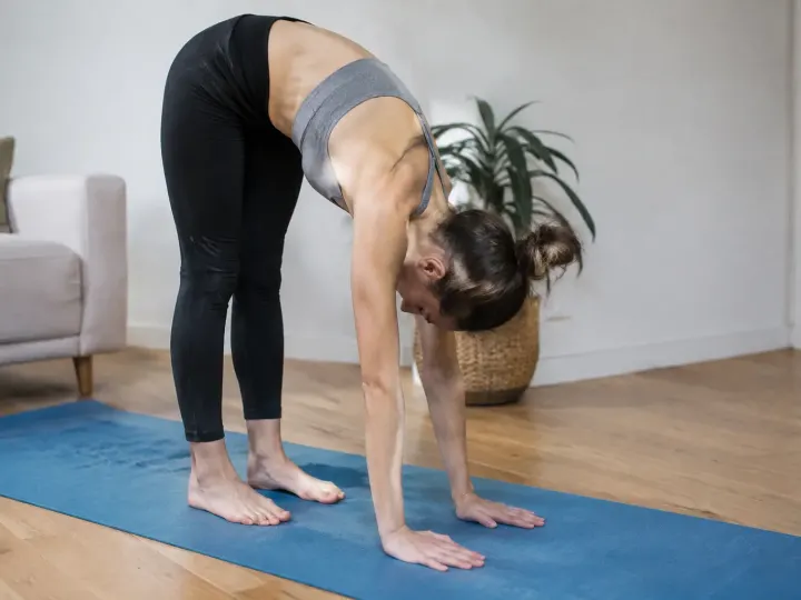 Comment réussir le yoga chien tête en bas : exécution, alignement et bienfaits