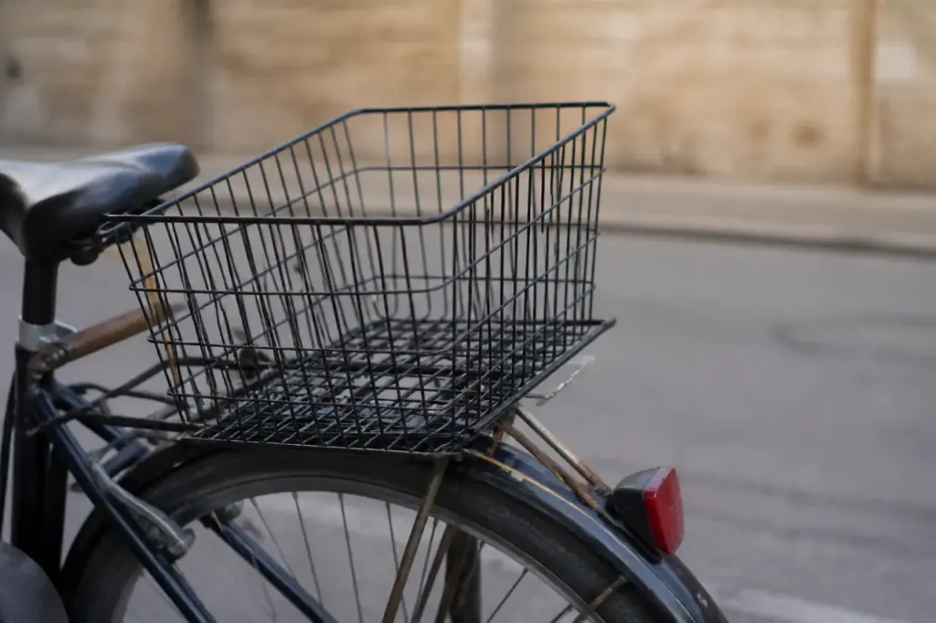 Panier metallique noir accroche a l'arriere d'un velo