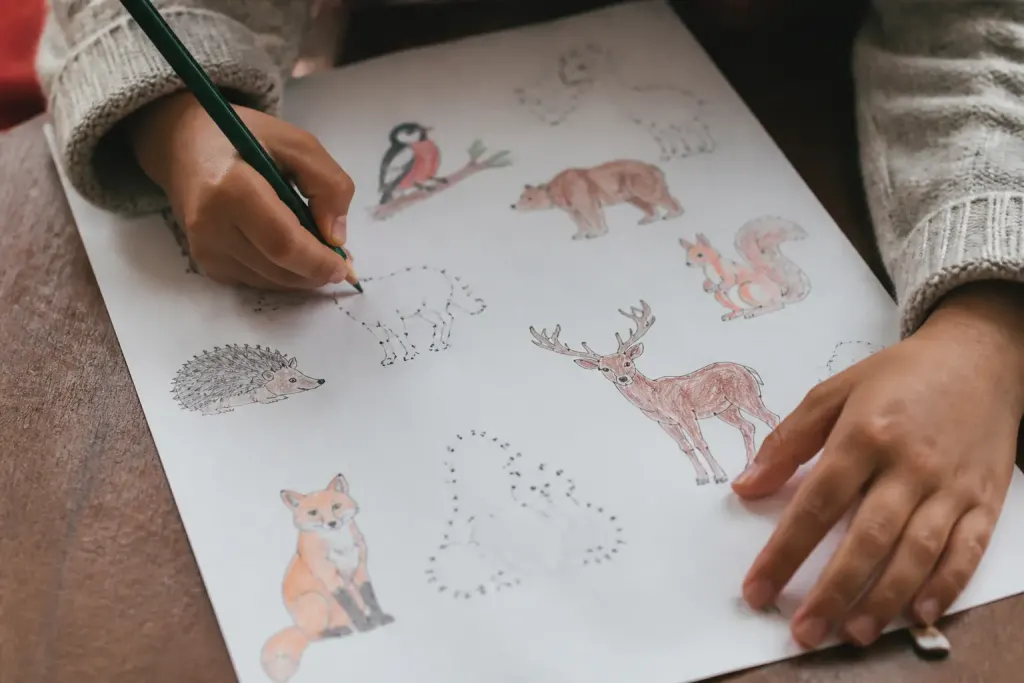 Papier blanc avec enigmes manuscrites et dessins animaux colores