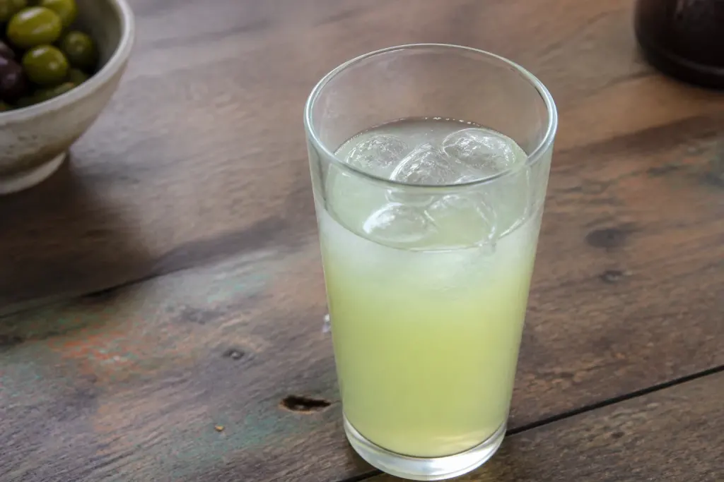 Verre de pastis vert pale avec glacons et eau